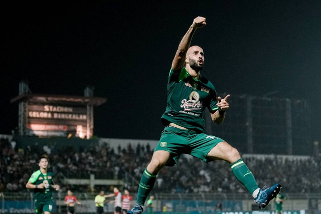 Selebrasi pemain Persebaya Surabaya Mohammed Rashid usai mencetak gol ke gawang Madura United pada pertandingan Liga 1 di Stadion Bangkalan, Madura, Senin (2/12/2024). Foto: Persebaya