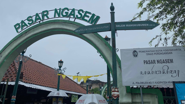 Bagian depan Pasar Ngasem (Dokumen Pribadi Penulis)