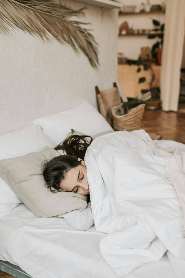 Istirahat dengan kondisi tidur. Foto : Pexels