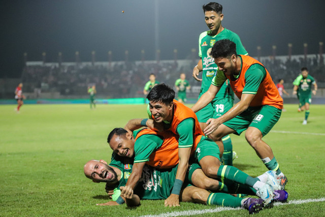 Selebrasi pemain Persebaya Surabaya Mohammed Rashid usai mencetak gol ke gawang Madura United pada pertandingan Liga 1 di Stadion Bangkalan, Madura, Senin (2/12/2024). Foto: Rizal Hanafi/ANTARA FOTO