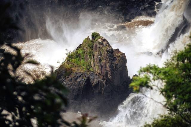 Air terjun di Lombok Utara. Foto hanyalah ilustrasi, bukan tempat yang sebenarnya. Sumber: Unsplash/BehindTheTmuna