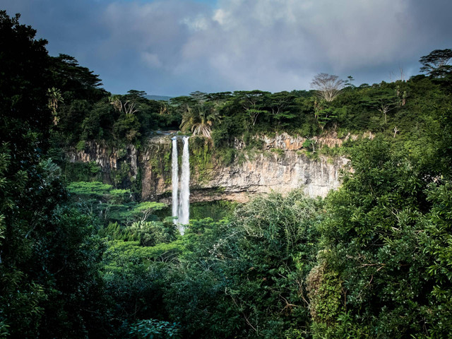 Air terjun di Lombok Tengah. Foto hanya ilustrasi, bukan tempat sebenarnya. Sumber: Unsplash/Olivier Graziano