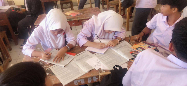 siswa yang berdiskusi dalam memahami suatu materi di kelas, Garut pada rabu (6/11/2024). foto: Siti