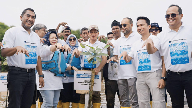 Menteri Lingkungan Hidup Hanif FaisolNurofiq (tengah) melakukan penanamanmangrove secara simbolis bersamaDirektur & EVP Sustainable DevelopmentPTFI Claus Wamafma (ketiga dari kanan)dan EVP Site Operation & Kepala TeknikTambang PTFI Carl Tauran (paling kiri) diKecamatan Percut Sei-Tuan, KabupatenDeli Serdang, Provinsi Sumatera Utara, Sabtu (30/11). Foto: Freeport Indonesia 