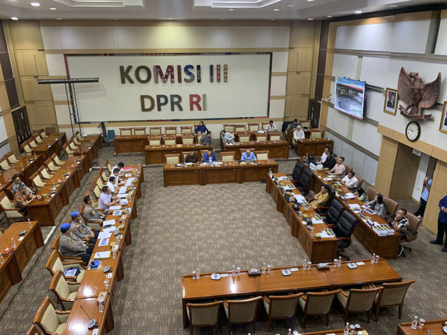 Suasana rapat Komisi III DPR RI bersama Kapolres Semarang terkait kasus penembakan siswa SMK di Semarang. Rapat ini digelar pada Selasa (3/12/2024). Foto: Luthfi Humam/kumparan