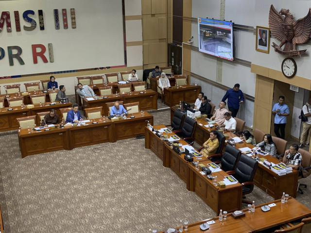 Suasana rapat Komisi III DPR RI bersama Kapolres Semarang terkait kasus penembakan siswa SMK di Semarang. Rapat ini digelar pada Selasa (3/12/2024). Foto: Luthfi Humam/kumparan