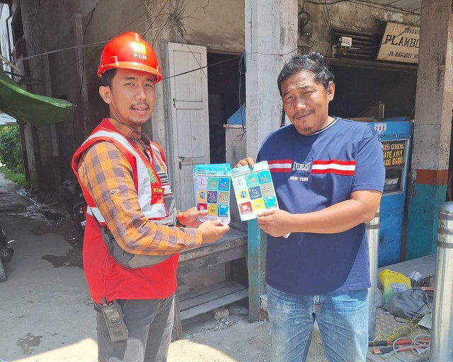 Petugas PLN UP3 Singkawang  emberikan edukasi kelistrikan kepada masyarakat Singkawang untuk meningkatkan kesadaran dan keselamatan akan bahaya listrik saat musim hujan. Foto: Dok. PLN 