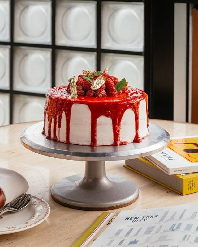 Menu kolaborasi The Coach Restaurant dan Chef Will Goldfarb, Raspberry Ripple Cake. Foto: Coach