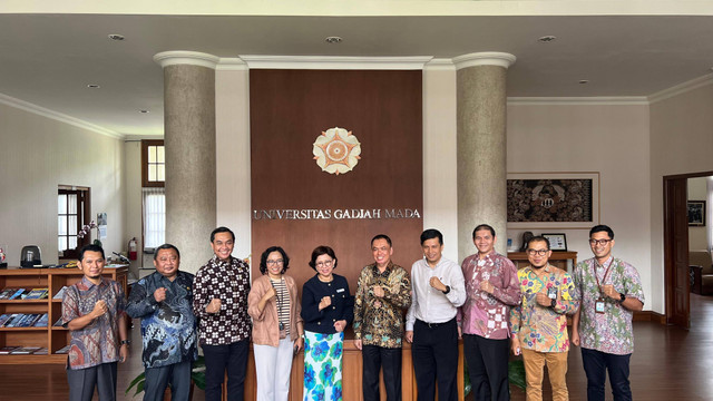 Foto Rektor dengan Ketua Komisi KPPU yang didampingi oleh Dekan-dekan dan Jajaran dari KPPU (Dokumentasi Original dari HP Pribadi Oleh : Ghailan Maulidy Azra)