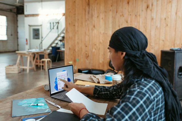 Laptop touchscreen adalah jenis laptop yang dilengkapi dengan teknologi layar sentuh. Foto: Pexels.com