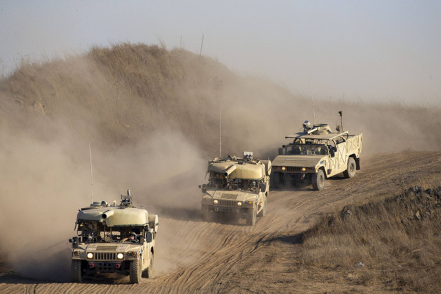 Tentara Israel mengendarai kendaraan militer selama latihan di Dataran Tinggi Golan yang dikuasai Israel di dekat perbatasan dengan Suriah, Selasa, 4 Agustus 2020.  Foto: Ariel Schalit/AP Photo