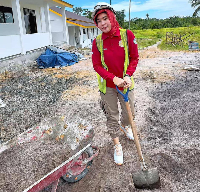 Kepala Dinas Pendidikan dan Kebudayaan Provinsi Kalbar, Rita Hastarita saat meninjau pembangunan SMAN 1 Kepulauan Karimata. Foto: Dok. Instagram @rita_bersamakalian