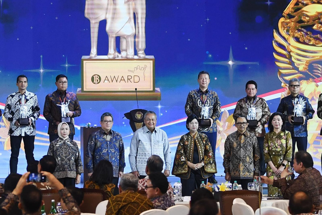 Direktur Utama BSI Hery Gunardi (empat dari kiri) menerima penghargaan saat Pertemuan Tahunan Bank Indonesia (PTBI) 2024 di Kantor Pusat Bank Indonesia Jakarta. Foto: Dok. BSI