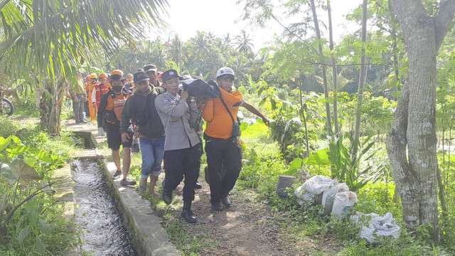 Tim SAR Gabungan saat mengevakuasi seorang pria yang dilaporkan tenggelam di Dam Lengkong, Sungai Sempor, Trimulyo, Sleman, Selasa (3/12/2024). Foto: Dok. Basarnas