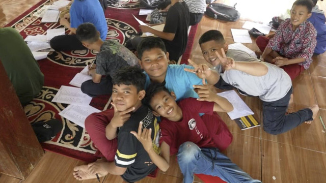 Para siswa di sela-sela waktu belajar di Rumah Literasi Sidaya. Foto: Amrizal Papua/kumparan