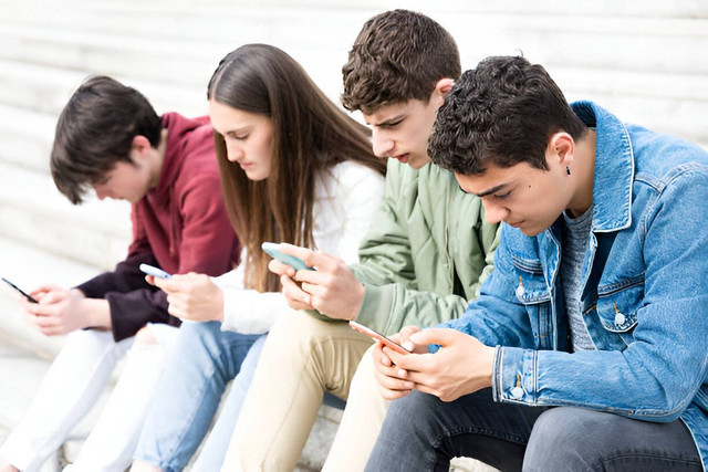 Remaja Hispanik menggunakan telepon dengan teman-teman. (Picture from iStock)