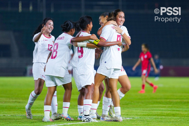 Selebrasi Timnas Wanita Indonesia usai mencetak gol ke gawang Singapura di laga semifinal ASEAN Women's Cup 2024, Senin (2/12). Foto: PSSI