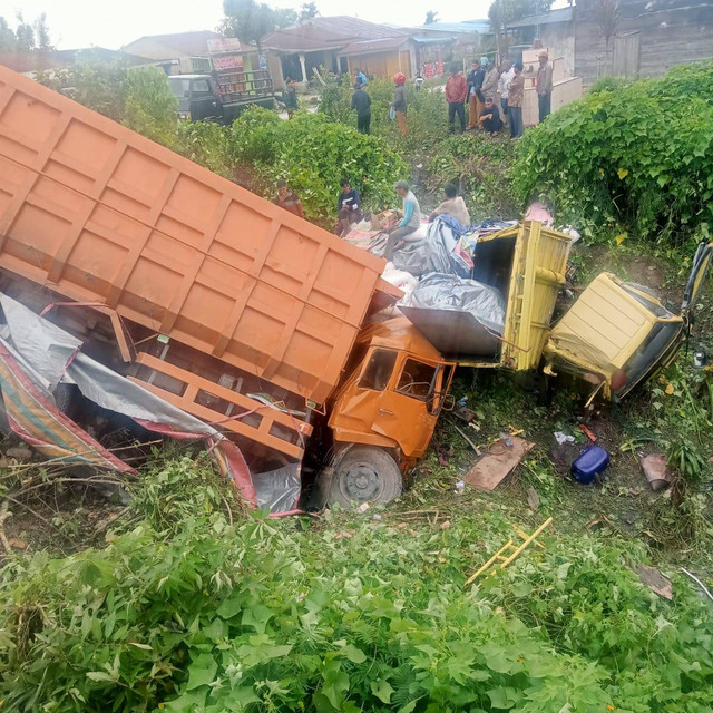 Truk tronton seruduk truk canter di Kabupaten Dairi, Sumut, pada Senin (2/12). Foto: Dok. Polres Dairi