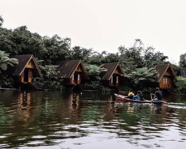 Apakah ke Dusun Bambu boleh bawa makanan dari luar. Foto adalah Dusun Bambu. Sumber: Unsplash/ivan hermawan