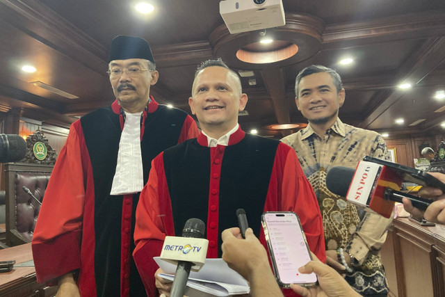 Ketua MKD DPR RI Nazaruddin Dek Gam bersama Wakil Ketua MKD DPR RI Agung Widyantoro menjawab pertanyaan wartawan usai Sidang MKD Nuroji di Ruang Sidang MKD, Jakarta Pusat, Selasa (3/12/2024). Foto: Alya Zahra/Kumparan