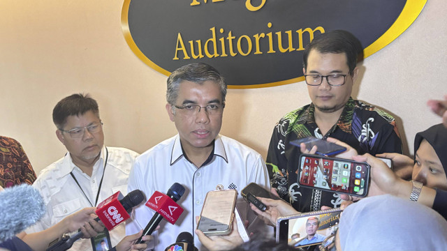 Menteri Ketenagakerjaan Yassierli menjawab pertanyaan wartawan saat dijumpai di Menara Bank Mega, Jakarta Selasa (3/12/2024).  Foto: Ave Airiza Gunanto/kumparan