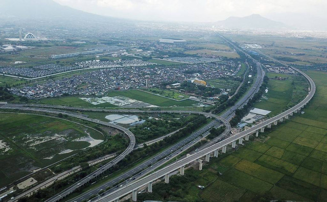 Foto udara sejumlah kendaraan memasuki pintu keluar Tol Gedebage di KM 149 Jalan Tol Cipularang, Bandung, Jawa Barat, Senin (24/4/2023). Foto: Raisan Al Farisi/Antara Foto