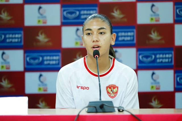 Claudia Scheunemann dalam sesi konferensi pers pasca-laga melawan Singapura di semifinal ASEAN Women's Cup 2024 di New Laos National Stadium, Laos, Senin (2/12). Foto: Lao Football Federation