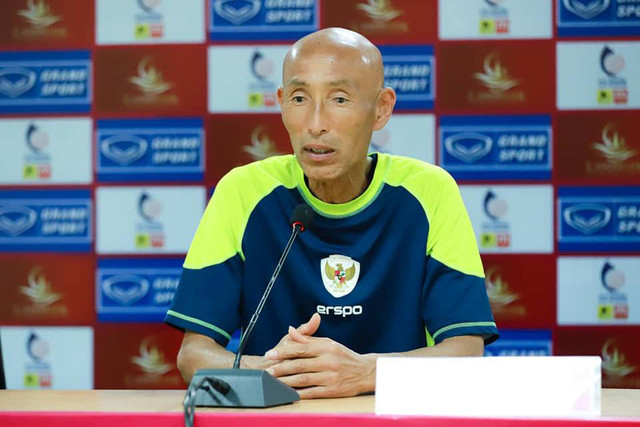 Satoru Mochizuki dalam sesi konferensi pers pasca-laga melawan Singapura di semifinal ASEAN Women's Cup 2024 di New Laos National Stadium, Laos, Senin (2/12). Foto: Lao Football Federation