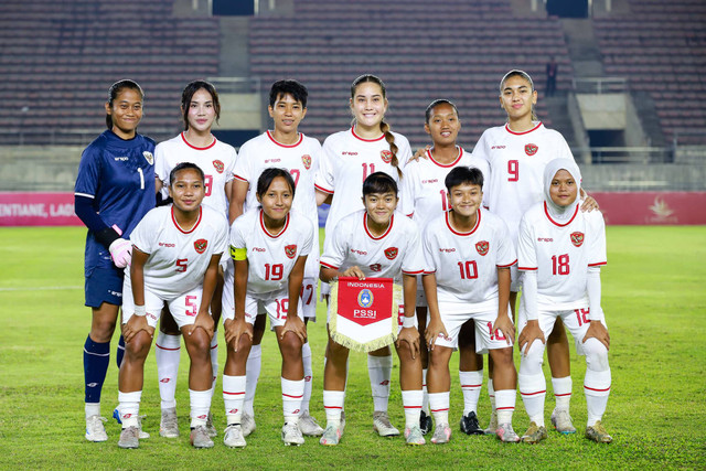 Sesi foto bersama skuad Timnas Wanita Indonesia sebelum kick-off semifinal ASEAN Women's Cup 2024 di New Laos National Stadium, Laos, Senin (2/12). Foto: Lao Football Federation