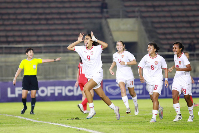 Claudia Scheunemann, Sydney Hopper, Reva Octaviani, dan Viny Silfianus sedang berselebrasi usai mencetak gol ke gawang Singapura dalam semifinal ASEAN Women's Cup 2024 di New Laos National Stadium, Laos, Senin (2/12). Foto: Lao Football Federation