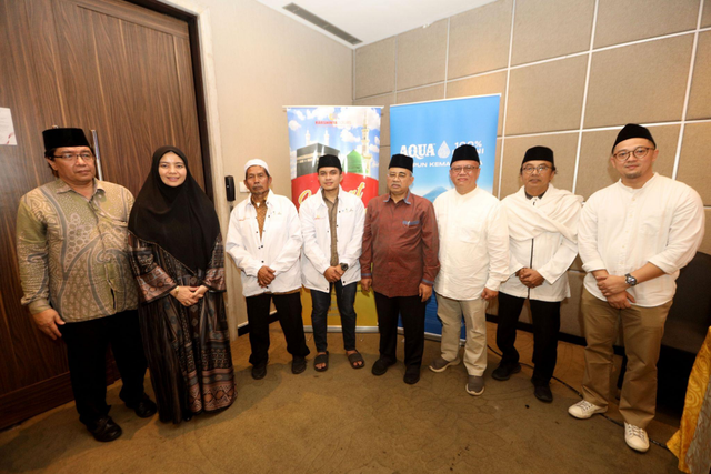 AQUA bersama Dewan Masjid Indonesia (DMI) berangkatkan umrah khadimatul masjid dari 6 provinsi di Indonesia. Foto: Dok. AQUA