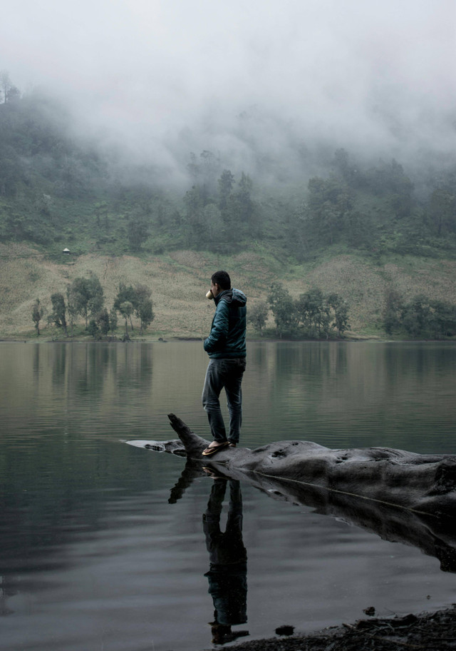 Ilustrasi pendaki sedang berfoto/Foto oleh Aliko Sunawang: https://www.pexels.com/id-id/foto/pria-yang-berdiri-di-atas-batang-pohon-di-atas-air-5976775/