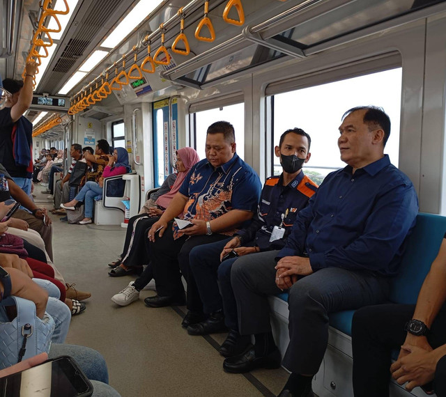 Anggota DPR RI Komisi VII Bambang Haryo Soekartono saat meninjau LRT Sumsel. (ist)