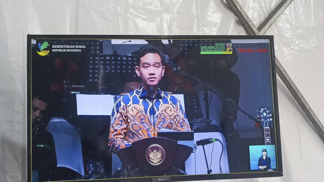 Sebuah televisi menampilkan siaran langsung Wapres Gibran Rakabuming Raka saat menyampaikan sambutan dalam puncak Hari Disabilitas Internasional di Taman Ismail Marzuki, Jakarta, Selasa (3/12/2024). Foto: Thomas Bosco/kumparan