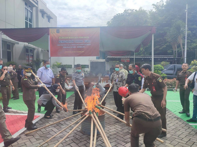 Lapas Pekalongan Hadiri Pemusnahan Barang Bukti dan Barang Rampasan di Kejari Kota Pekalongan