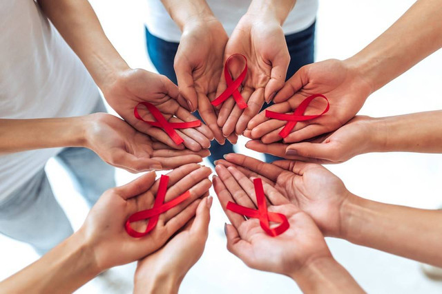 Ilustrasi pita merah sebagai simbol untuk memerangi HIV dan AIDS. Foto: 4 PM production/Shutterstock