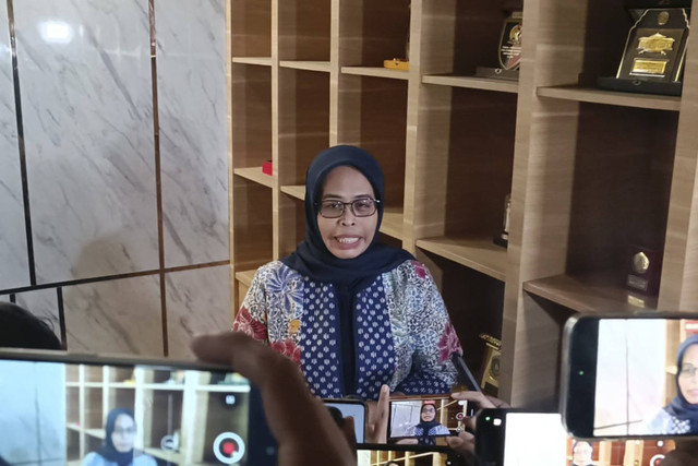 Ummi Wahyuni saat jumpa pers di kantornya di KPU Jabar, Jalan Garut, Kelurahan Kacapiring,  Kecamatan Batununggal, Bandung Selasa (3/12/2024).  Foto: Robby Bouceu/kumparan