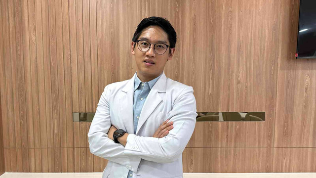 dr. Ian Huang, Sp.PD, AIFO-K, adalah seorang Internis atau Dokter Spesialis Penyakit Dalam yang berpraktik di Rumah Sakit (RS) Siloam Lippo Village dan Siloam Kelapa Dua, Tangerang. Selain menjadi seorang dokter internis, dr. Ian juga mengabdikan diri sebagai dosen di Fakultas Kedokteran Universitas Pelita Harapan (FK UPH).