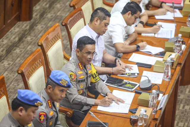 Kapolrestabes Semarang Kombes Pol Irwan Anwar (tengah) mengikuti Rapat Dengar Pendapat (RDP) dengan Komisi III DPR di Kompleks Parlemen, Senayan, Jakarta, Selasa (3/12/2024). Foto: Asprilla Dwi Adha/ANTARA FOTO