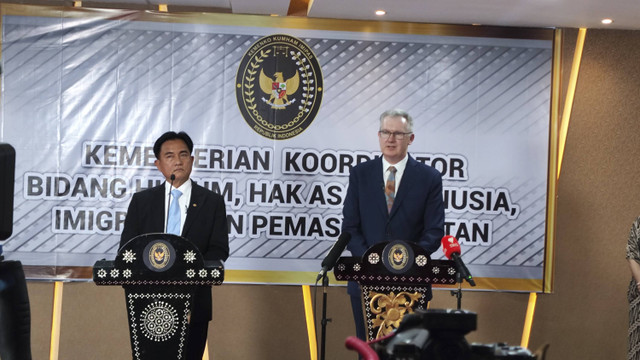 Menko Kumham Imipas, Yusril Ihza Mahendra, dan Minister for Home Affairs of Australia, Tony Burke, di Kantor Kemenko Kumham Imipas, Jakarta, Selasa (3/12/2024). Foto: Jonathan Devin/kumparan