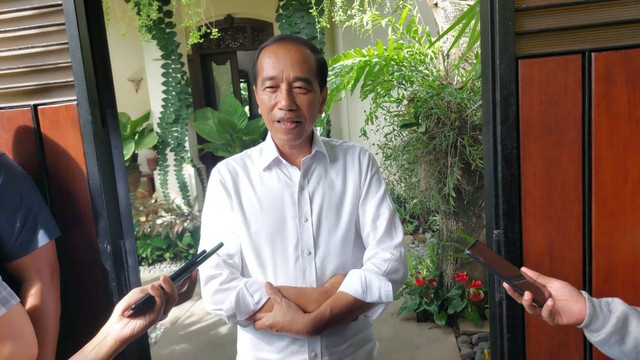 Presiden ke-7 Joko Widodo usai melakukan pertemuan dengan Cagub Kaltim nomor urut 02 Rudy Mas'ud di Solo, Jawa Tengah, Selasa (3/12/2024). Foto: kumparan