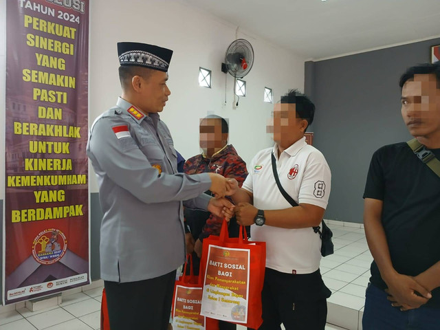 Kepala Bapas Semarang Sarwito Menyerahkan Bantuan kepada Klien Pemasyarakatan