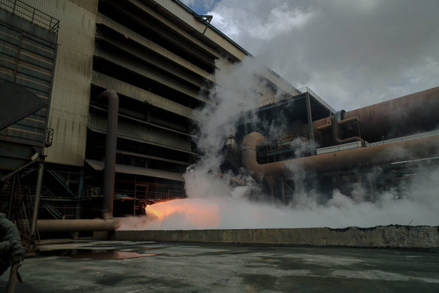 Proses skimming, slag nikel yang masih berbentuk lava ditembak air untuk menjadi butiran pasir di pabrik feronikel Harita Nickel. Foto: Jamal Ramadhan/kumparan