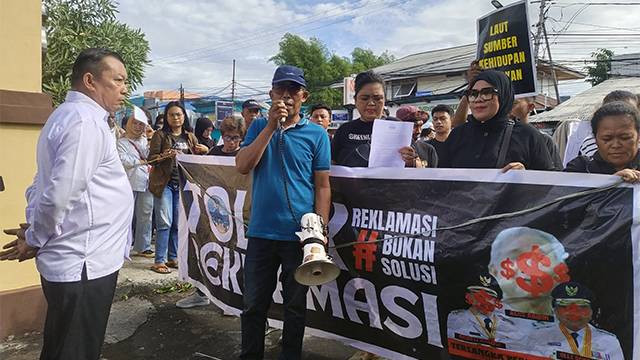 Aliansi Masyarakat Peduli Lingkungan Tolak Reklamasi (AMPLTR) saat menggelar aksi di depan kantor Polda Sulawesi Utara.