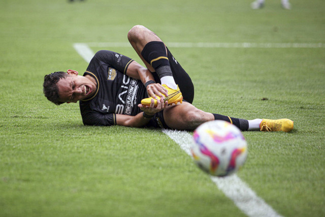 Pemain Dewa United Egy Maulana Vikri terjatuh usai berbenturan dengan pesepak bola PSS Sleman dalam pertandingan BRI Liga 1 di Stadion Pakansari, Kabupaten Bogor, Jawa Barat, Selasa (3/12/2024). Foto: Yulius Satria Wijaya/ANTARA FOTO