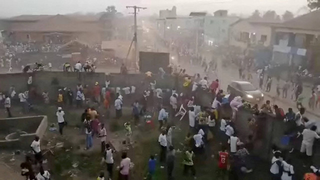 Bentrokan antar suporter selama pertandingan sepak bola di Nzerekore, Guinea. Foto: Media sosial/via REUTERS