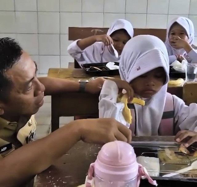 Siswa SD di Karawang saat makan gratis bergizi. Foto: Dok. Istimewa