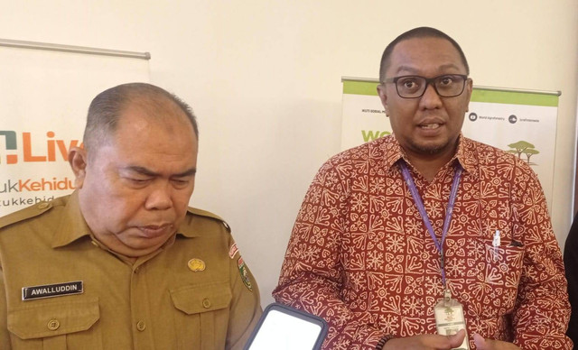 Direktur ICRAF Program Indonesia, Andree Ekadinata bersama Plt Kepala Disdik Sumsel Awaluddin. Foto : Abdullah Toriq/Urban Id