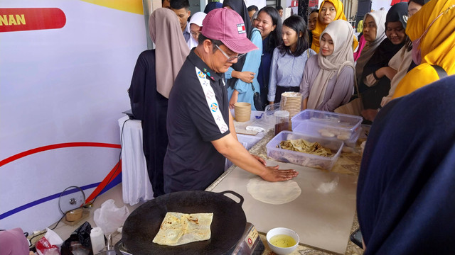 Proses pembuatan roti canai, salah satu makanan khas Negeri Jiran di Festival Kuliner Malaysia 2024. Foto: Alycia Tracy Nabila/Hi!Pontianak