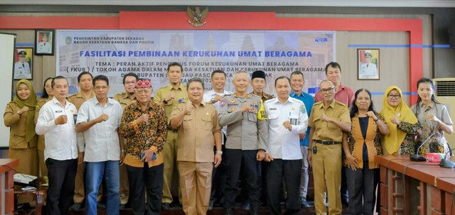 Foto bersama dalam kegiatan fasilitasi pembinaan kerukunan umat beragama. Foto: Dok. Badan Kesbangpol Kabupaten Sekadau